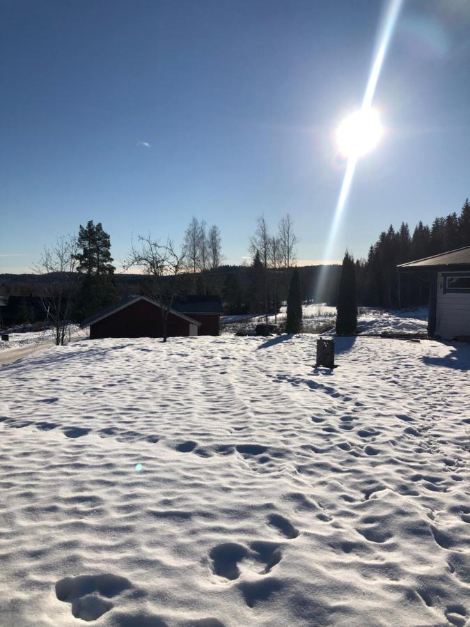 Mysig Timmerstuga Med Braskamin Naera Hovfjaellet Torsby Bagian luar foto