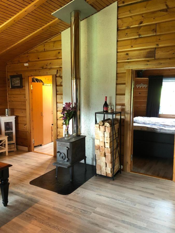 Mysig Timmerstuga Med Braskamin Naera Hovfjaellet Torsby Bagian luar foto
