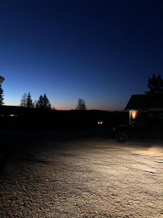 Mysig Timmerstuga Med Braskamin Naera Hovfjaellet Torsby Bagian luar foto