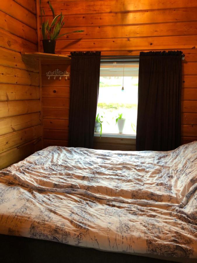 Mysig Timmerstuga Med Braskamin Naera Hovfjaellet Torsby Bagian luar foto